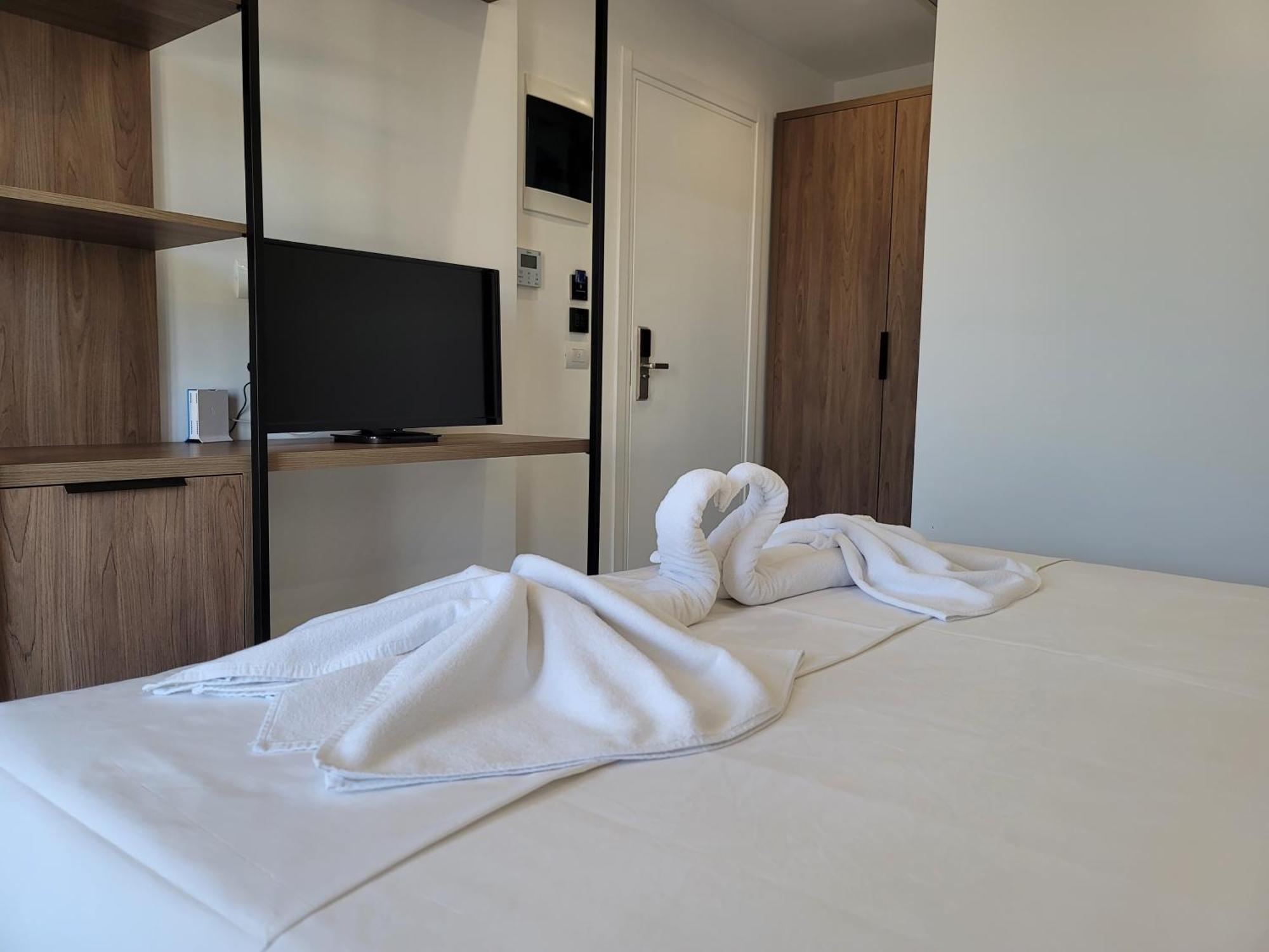 Prestige Hotel Εξαμίλιο Εξωτερικό φωτογραφία